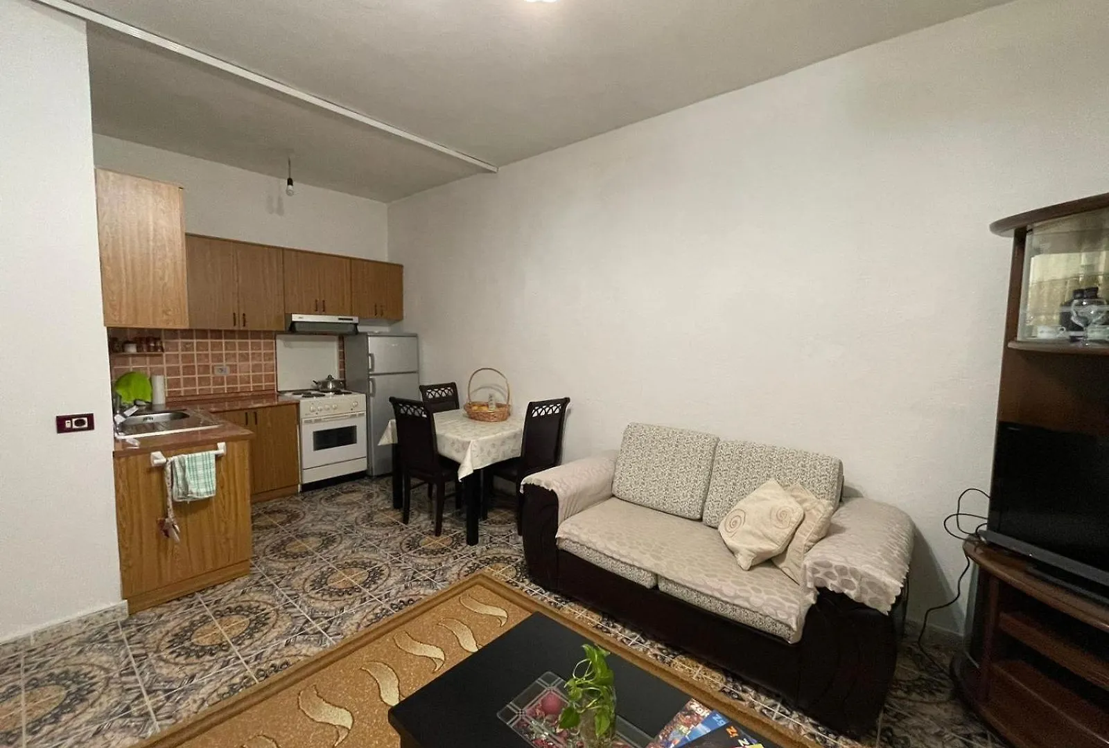 Villa Meta Tirana 0*,  Albania